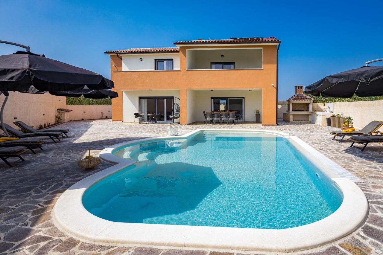Villa Nur Pula Exterior photo